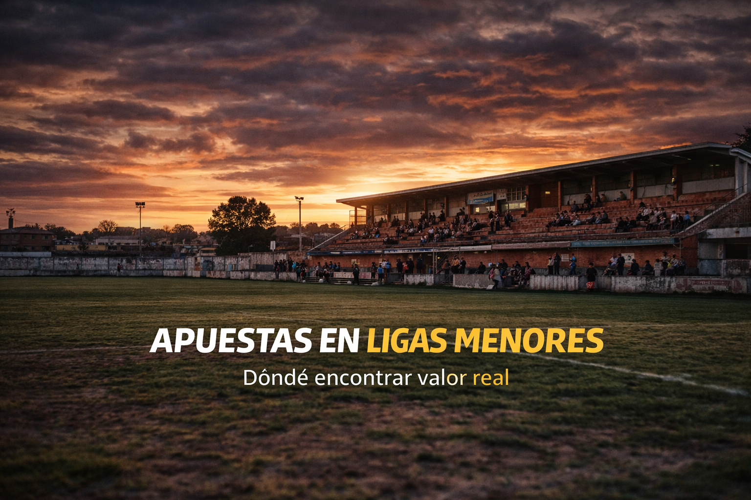 estadio de fútbol de liga menor con ambiente local y baja asistencia